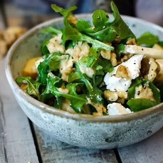 Cevizli ve Bademli Keçi Peynirli Salata